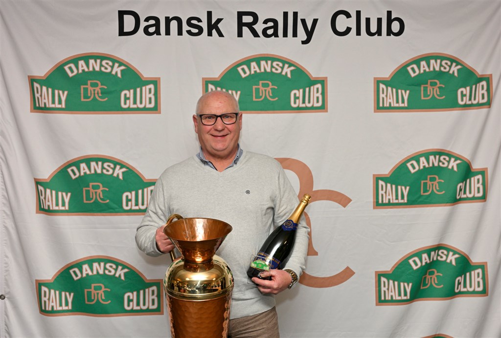 John Madsen fra Dianalund har modtaget Søren Terps Ærespokal for sit næsten 45-årige virke som frivillig rallyservicemand, teammand og rallymekaniker for mange forskellige rallykørere.
(Foto: Michael Eisenberg)